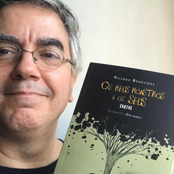 Descubra o fascinante universo juvenil de Ricardo Benevides, professor renomado da FACHA, que conquistou uma merecida vaga na semifinal do prestigiado Prmio Jabuti com seu livro ''Os Meus Monstros e os Seus''. Com quatro contos entrelaados, Benevides explora as nuances sombrias da personalidade adolescente, revelando as angstias cotidianas inspiradas em icnicos monstros como Conde Drcula e Frankenstein. Nesta narrativa envolvente, o autor traa um paralelo inovador entre a monstruosidade real e imaginria. Com 13 obras dedicadas  literatura juvenil, Ricardo Benevides se destaca como finalista, competindo ao lado de nomes consagrados como Walcyr Carrasco, Thalita Rebouas e Lo Cunha. O professor de Relaes Pblicas da FACHA expressa sua satisfao ao afirmar que estar na lista de semifinalistas j  uma conquista notvel. Parabenizamos Ricardo Benevides por seu talento e dedicao, orgulhosos de t-lo como educador inspirador para nossos estudantes!